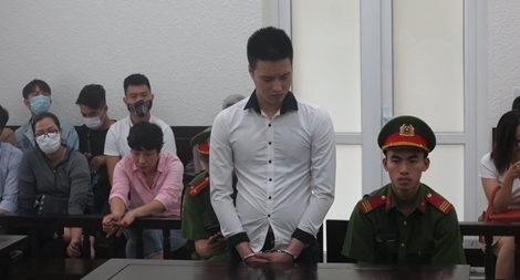 Nhân viên quán bar lĩnh án chung thân vì sát hại người đồng tính